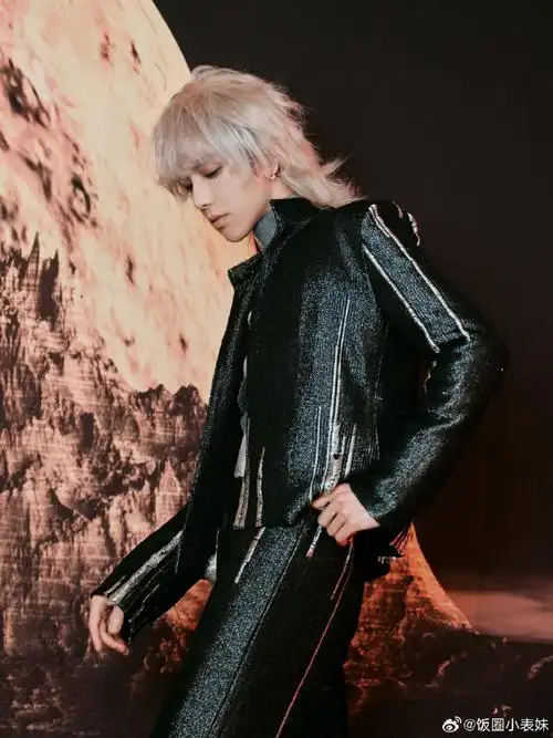 华晨宇白色狼尾造型