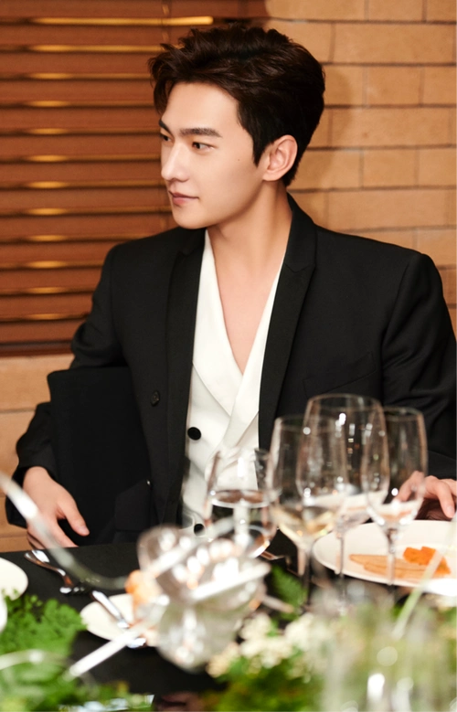 杨洋出席hogan2021春夏型格派对于摩登都市间随性生活