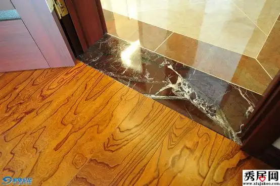 木地板客厅入户门铺过门石装修效果图 木地板与地砖大理石连接过门石