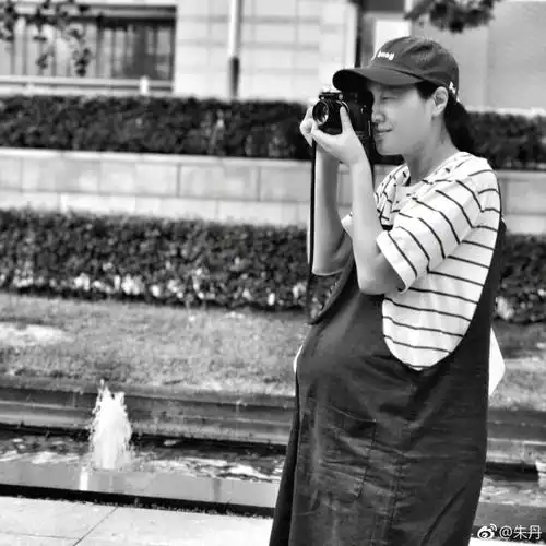 朱丹素颜出镜晒大肚孕照网友是不是双胞胎