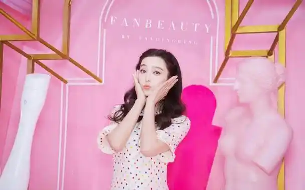 范冰冰一改御姐范大波浪卷发甜美彩妆一袭波点连衣裙嫩回18岁