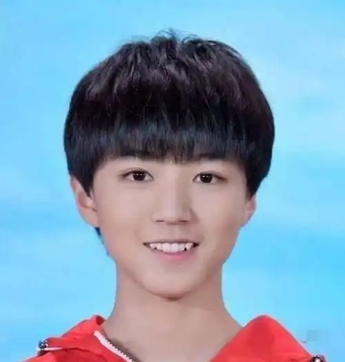 王俊凯3年内的证件照,第一张太可爱,看到最后网友直呼:不敢认