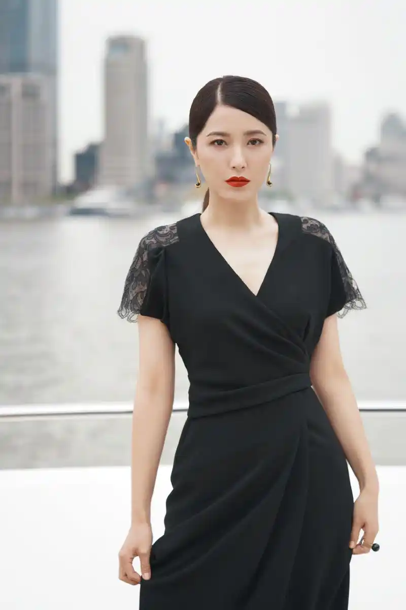 曾黎黑裙红唇性感写真图片39