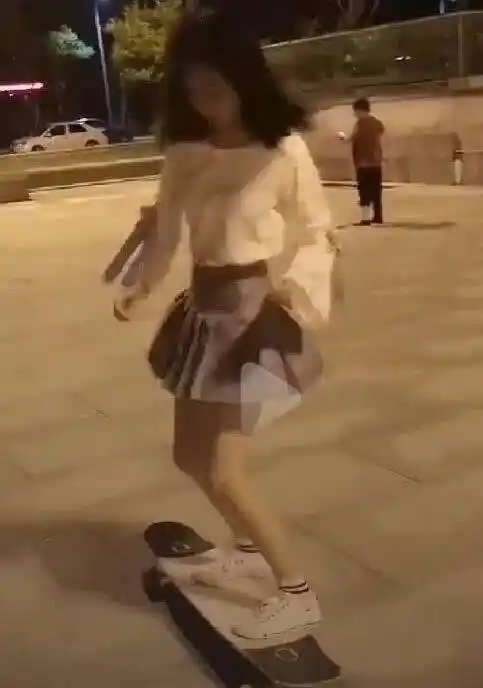 抖音小姐姐穿裙子玩滑板,裙子被风吹起来,网友:我喜欢这裙子!