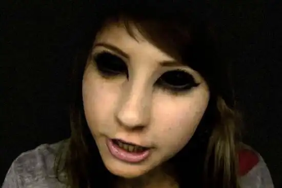 英国"眼睛全黑"恐怖孩童引争议 未知是否真实