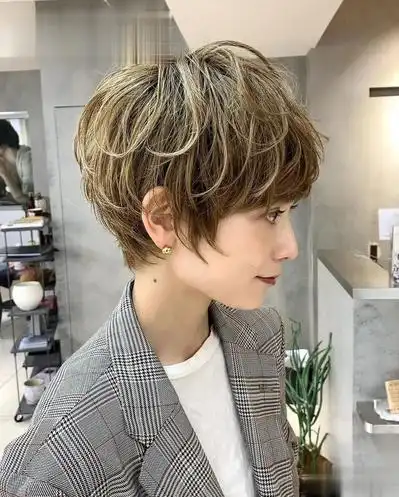 纹理烫是一种似卷非卷的大弯发型,烫后的效果没有明显的卷曲感,只有一