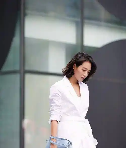 原创38岁朱丹美回来了一款波波头短发搭配基础款衣服穿出高级感