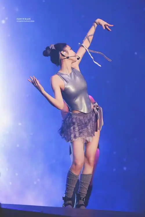 金智妮 jennie cr.logo