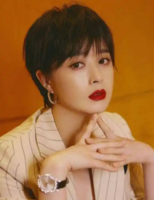 蒋欣带火了一种短发叫"齐唇发",特别适合微胖女人,洋气又减龄_发型