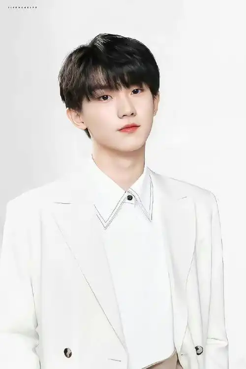 我们的歌马嘉祺白西装造型