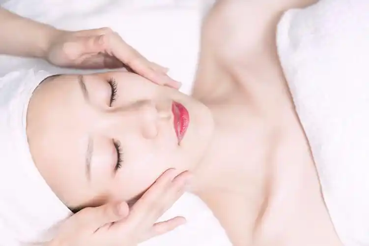 美容师给护肤按摩脸部图片