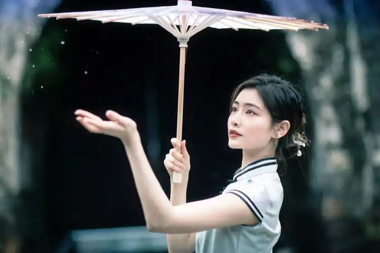 气质温婉 不失江南女子的柔美 许佳琪的旗袍太贴了__财经头条