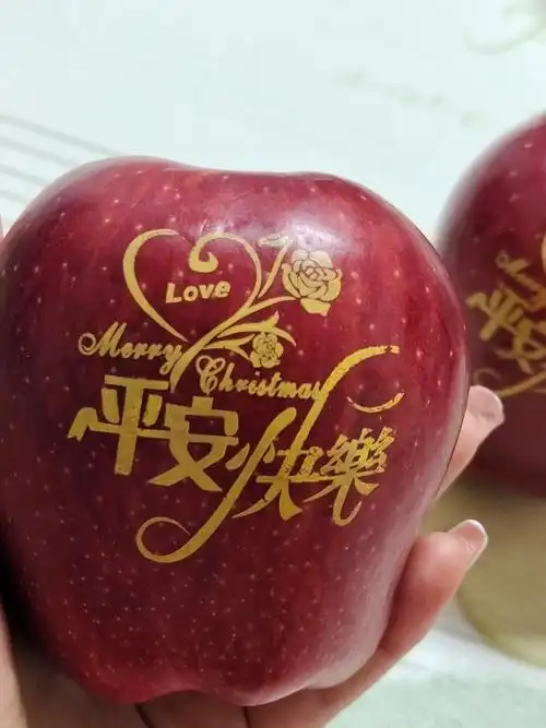 🤶平安夜吃象征着平安的苹果🍎,希望我们所有人都可以平平安安,健