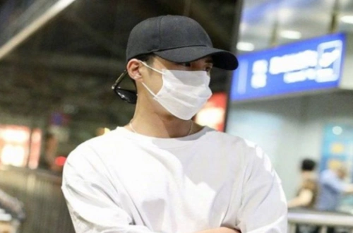 姜潮求婚后首现身头戴帽子口罩很低调