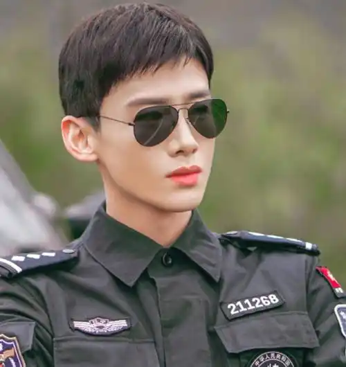 最近吼啦君迷白敬亭和马思纯的小城池迷到不行,看到穿着制服的特警