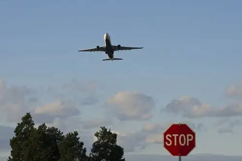 机场拍起飞的飞机