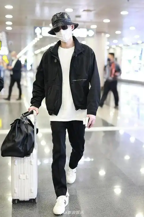 新浪娱乐讯 2021年3月16日,北京,张翰现身机场.