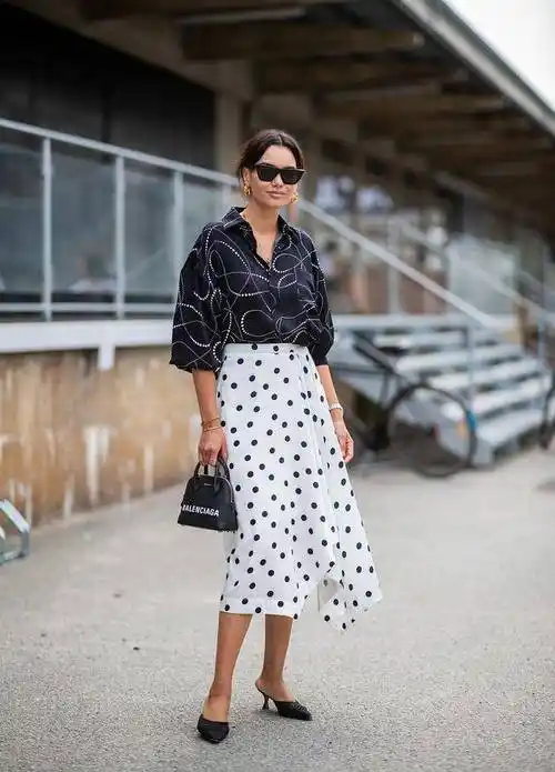 原创波点半身裙怎么搭配搭配什么上衣写真