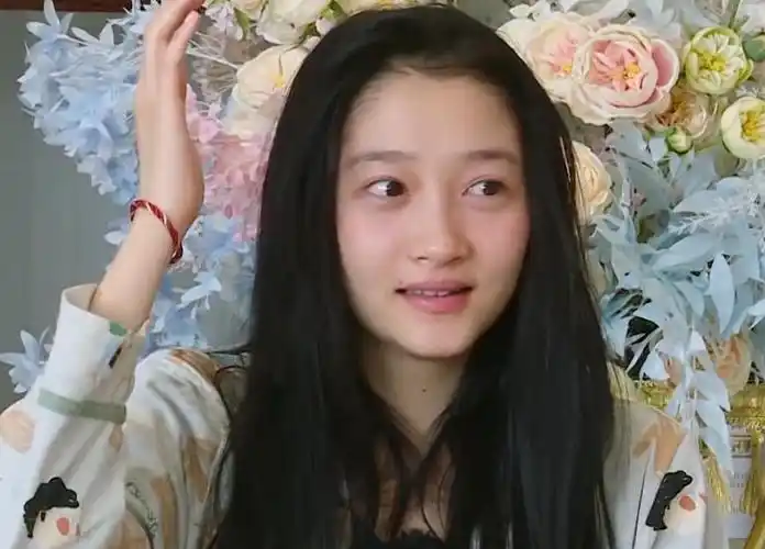 在娱乐圈素颜还这么美的女明星少之又少,并且关晓彤素颜比化妆更屏亮