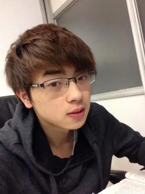 求一张照片,要17——19岁男生照片一张!谢谢!非常非常