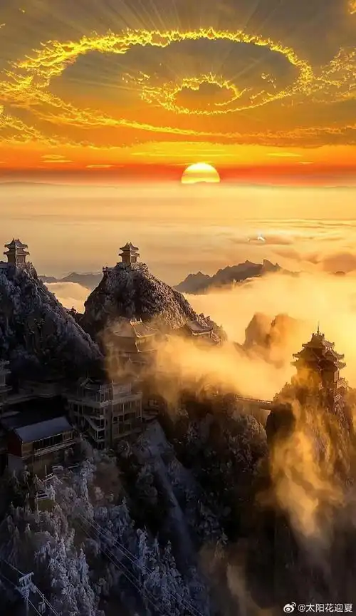 当云雾缭绕山间,仿佛整个山脉都被仙气笼罩,让人仿佛置身于仙境之中