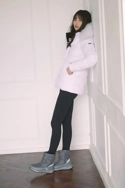 裴秀智冬装羽绒服画报写真图片