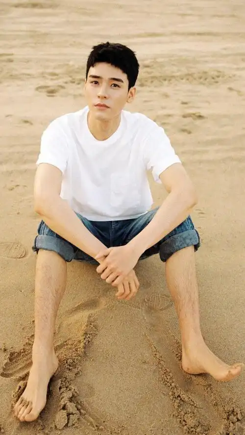 龚俊回村吃流水席被拍毫无明星架子很接地气气质与众不同