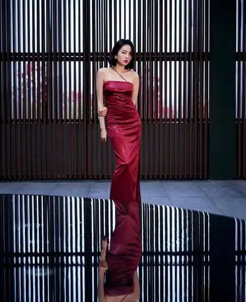 刘惜君bangon红色吊带连衣裙,美艳动人!