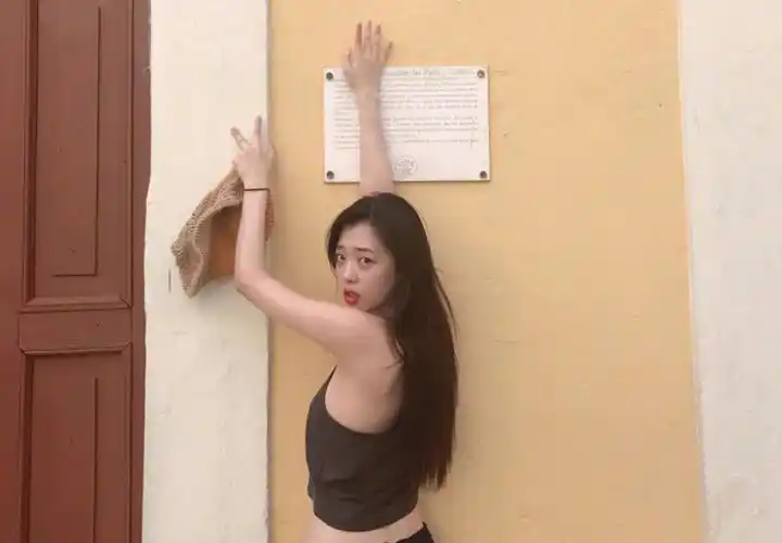 崔雪莉四年前古巴游玩笑容甜美的很是纯粹简直是太让人怀念了