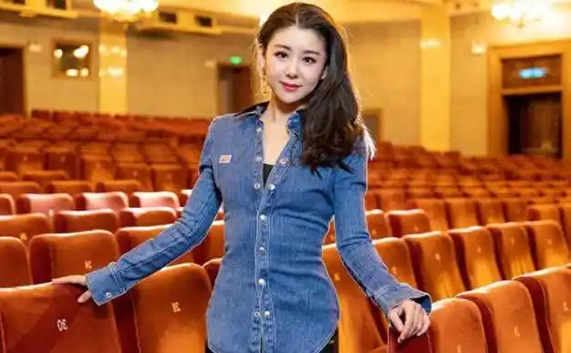 李小萌瘦出了新高度,穿牛仔衬衫配皮裤,不露也展现了傲人身材