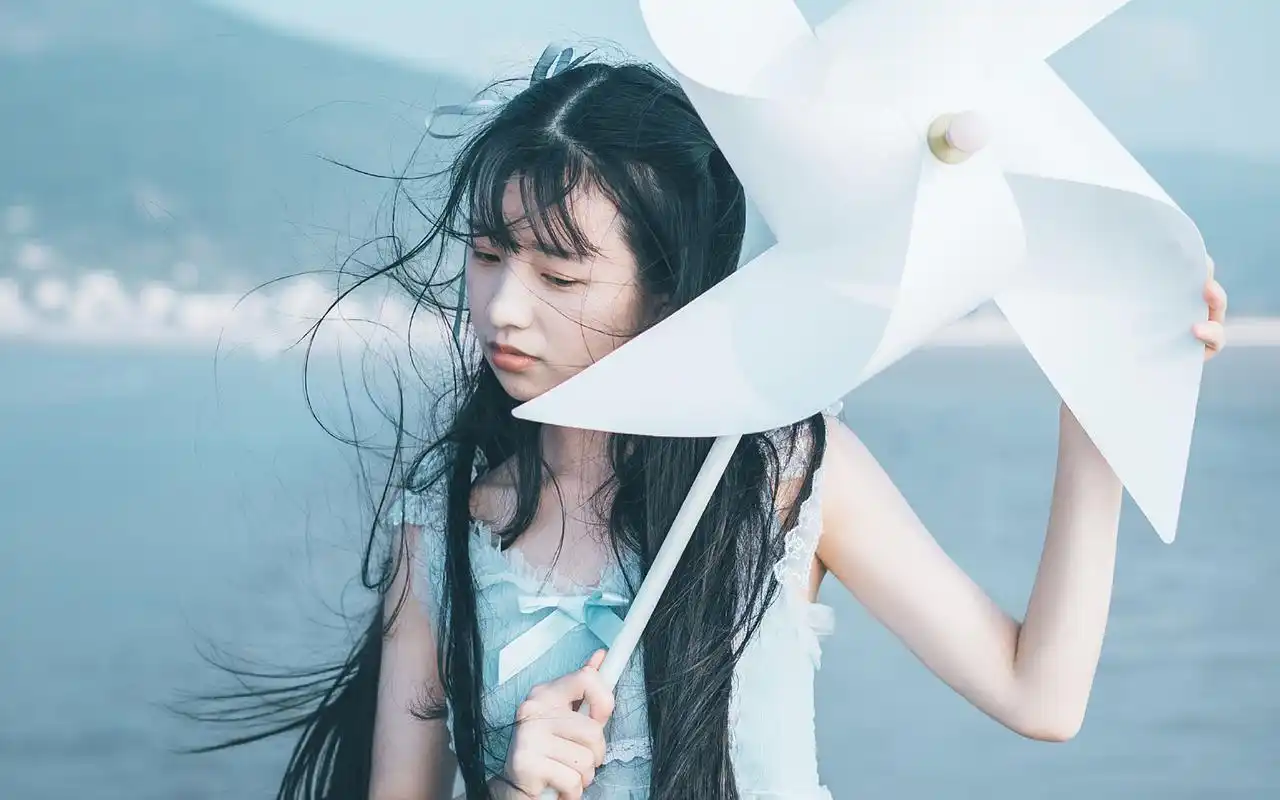 可爱长发萝莉海边写真高清桌面壁纸高清大图预览1920×1200_美女壁纸