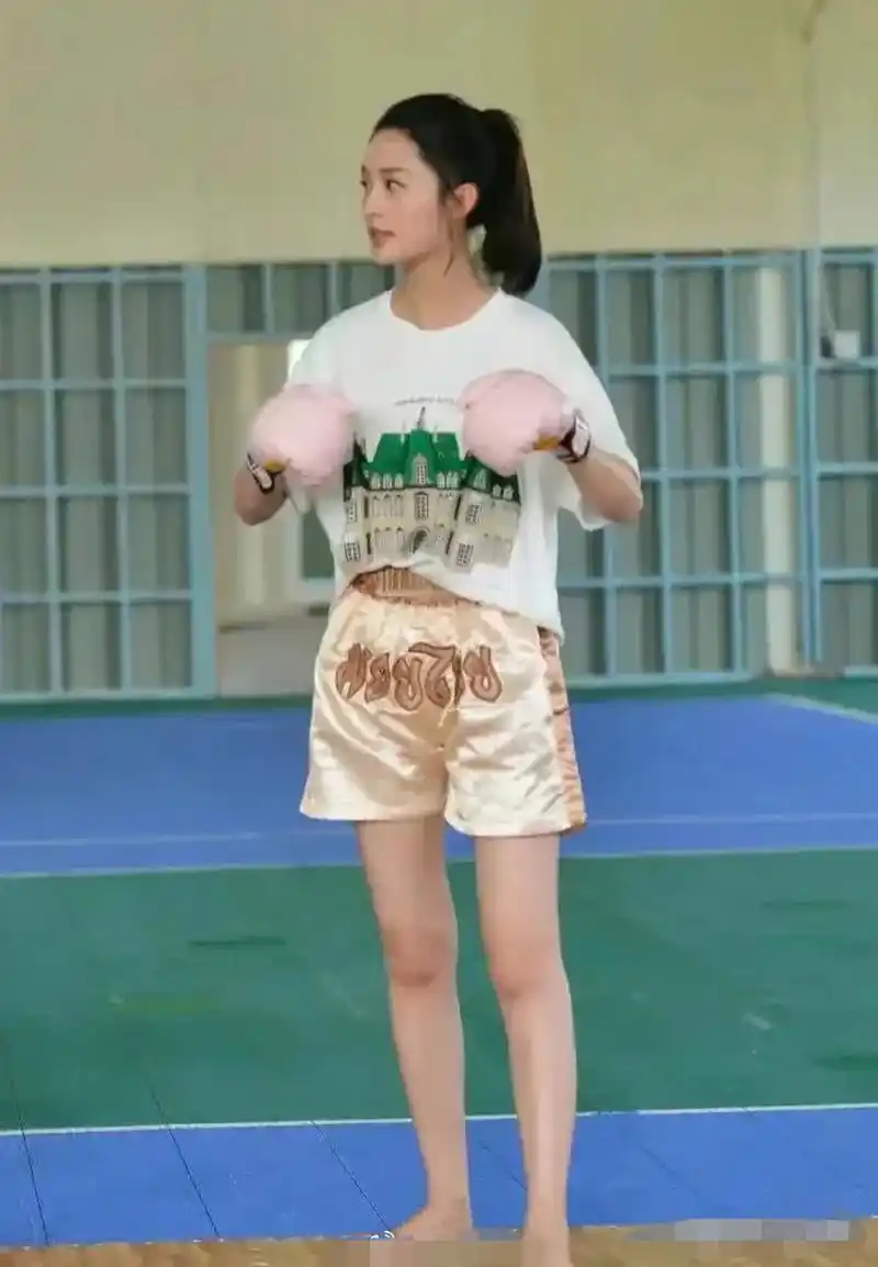 才发现李沁的腿型竟然没有脚脖子,多少人是同款腿型[偷笑]?