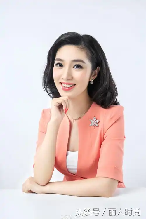 何卿东方卫视美女主持人才华与颜值并重穿搭端庄秀丽