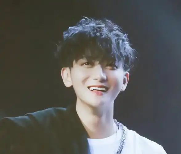 河南下大暴雨那会儿,黄子韬可没闲着,他立马捐款,还带头出力,使劲儿地