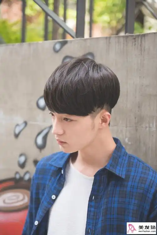 男生头发两侧内掏空锅盖头 纹理烫微卷锅盖头帅爆_时尚男发 - 美发站