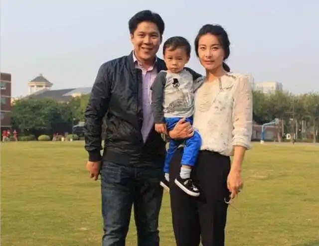 背旧包买地摊货喜欢逛菜市场的郭晶晶却捐款上亿亲自上前线