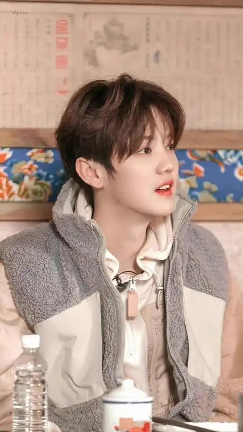 漂亮的温柔的可爱的新鲜的鹿晗哥哥,真的很喜欢