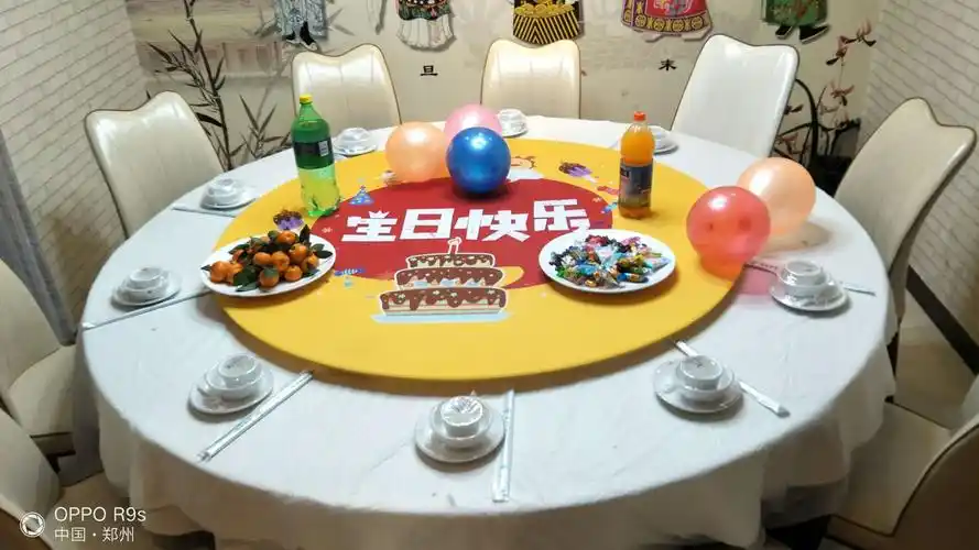 餐厅面积共有四百二十平方,共八个包房,十二大圆桌,承接公司年会,生日