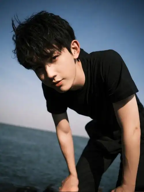 郭俊辰黑色t恤黑色长裤写真,帅哥男生-可爱美图