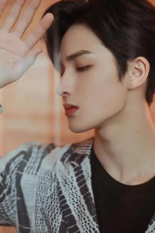 朱正廷超话#朱正廷急先锋#黑白印花连体裤搭配不规则腰封酷飒有型