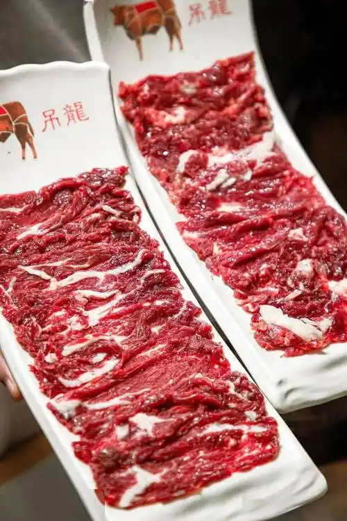 一口咬下去,鲜嫩爽滑,锁住的汤汁瞬间溢出来=鲜牛肉=精致的摆盘,满满