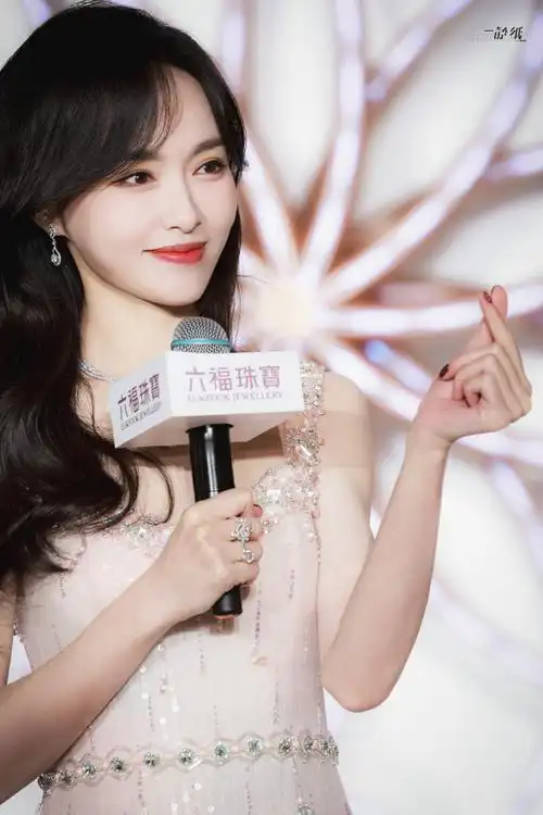 唐嫣超话96#唐嫣六福珠宝全球代言人#231216 上海活动奔赴热爱之旅
