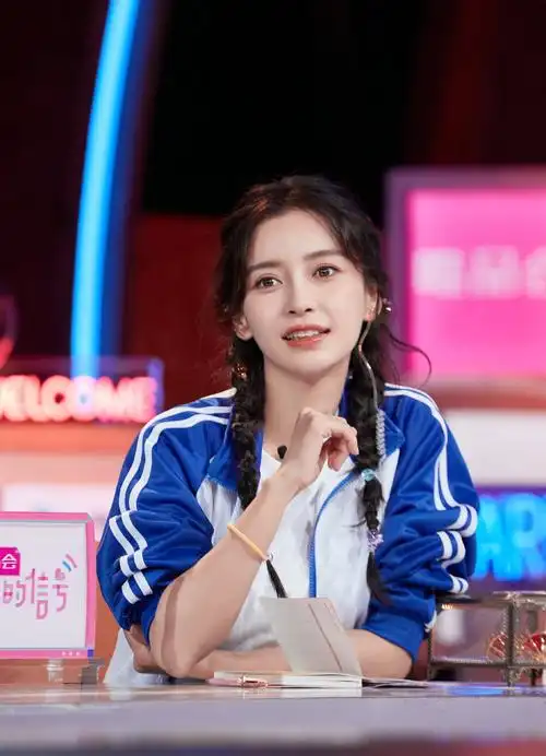 angelababy解锁校园风look 扎双麻花辫变青春学妹