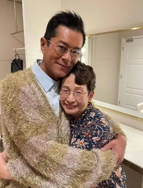 在生日宴结束后,古天乐还受邀和几位妈妈们进行了单独的合照.