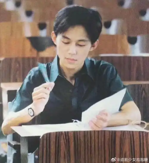 何老师年轻时候好清秀帅气,被才华忽视的颜值|何炅_新浪新闻