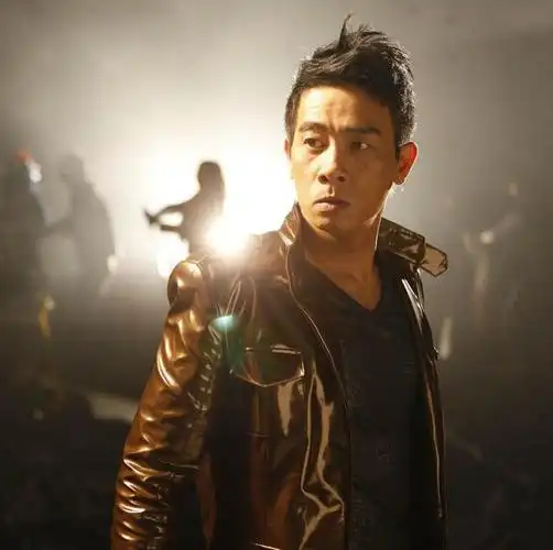 从山鸡哥到韦小宝,再到剑侠玩家身份,陈小春重回到自己的江湖