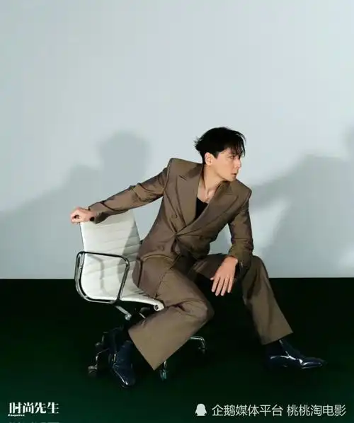 男星吴彦祖《时尚先生》封面大片,不老男神帅气依旧