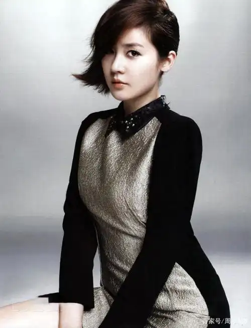 明星成宥利,韩国演员和歌手,笑容甜美,被誉为"三栖艺人"