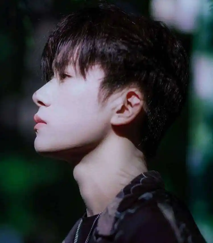 男生的「喉结」到底有什么特别之处?为何女生不能随便碰呢?