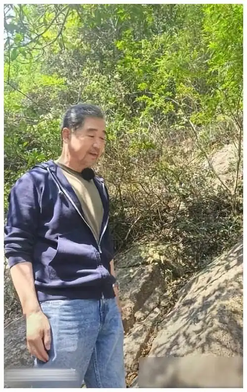 张国立被拍爬山后脑勺头发稀少曝光露头皮引发热议